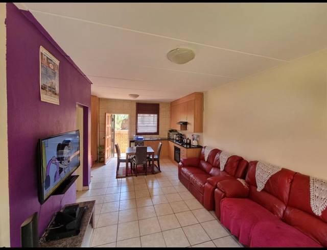 3 BEDROOM TOWNHOUSE FOR SALE IN HEUWELSIG ESTATE